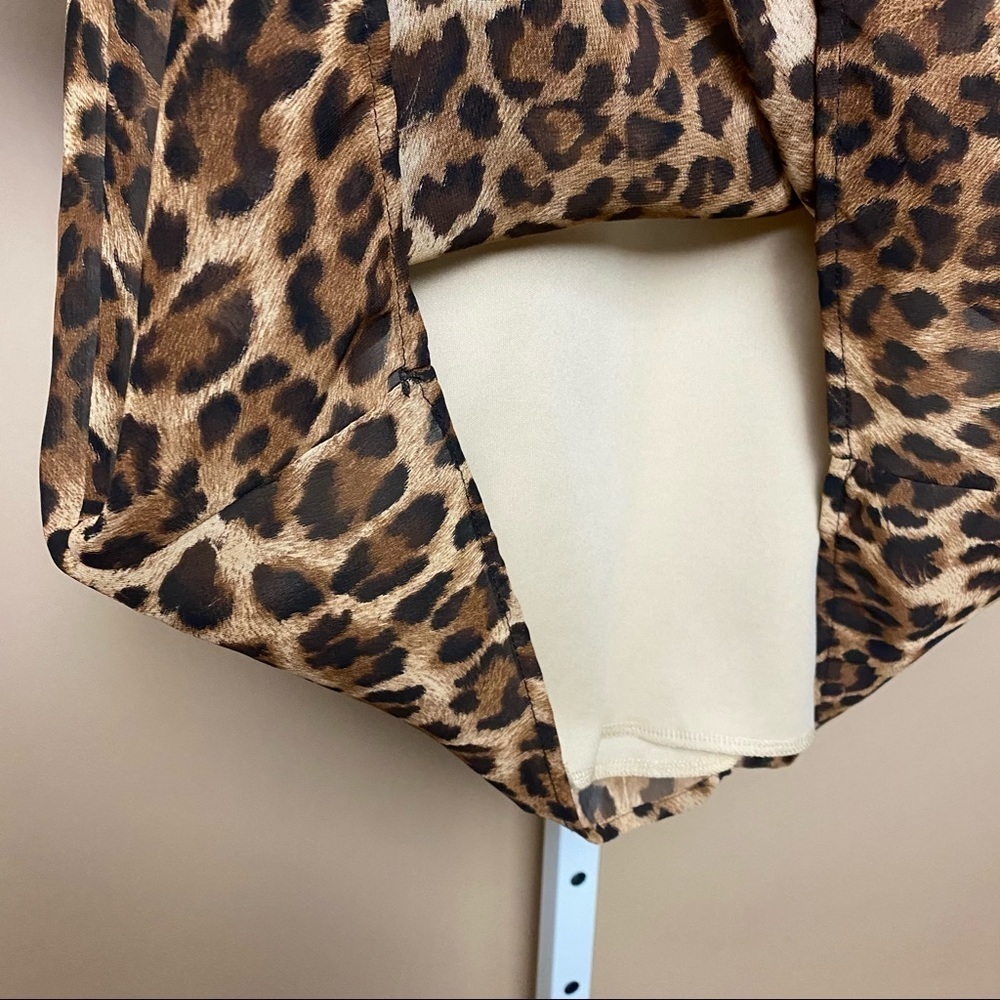 Women’s Medium Leopard Print Scrunched Slit Back Top Animal Print - Picture 7 of 11